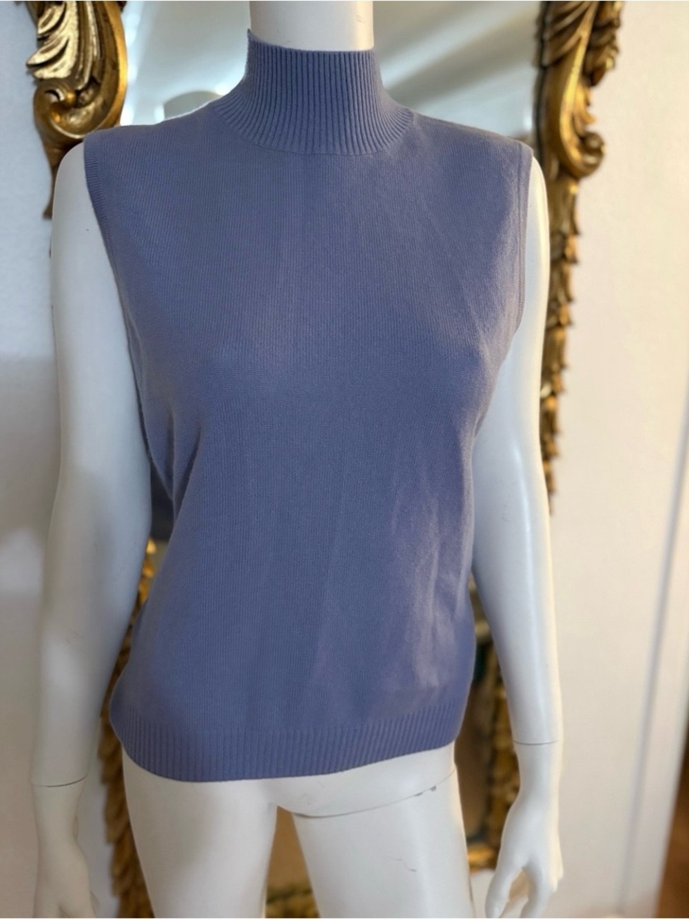 Prive 100% Cashmere Lavender Sleeveless
Turtleneck Sweater Size
Large